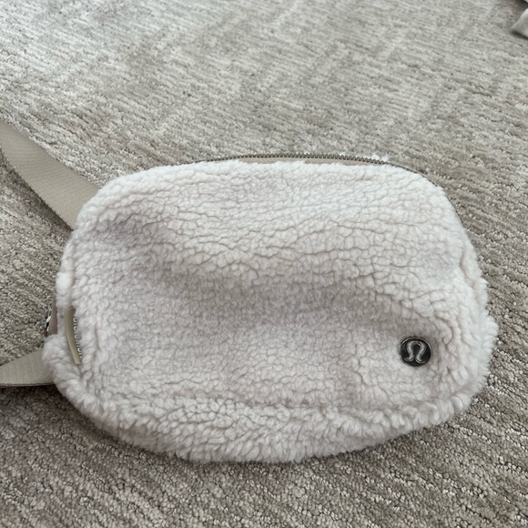 Lululemon Sherpa belt bag - Picture 5 of 5